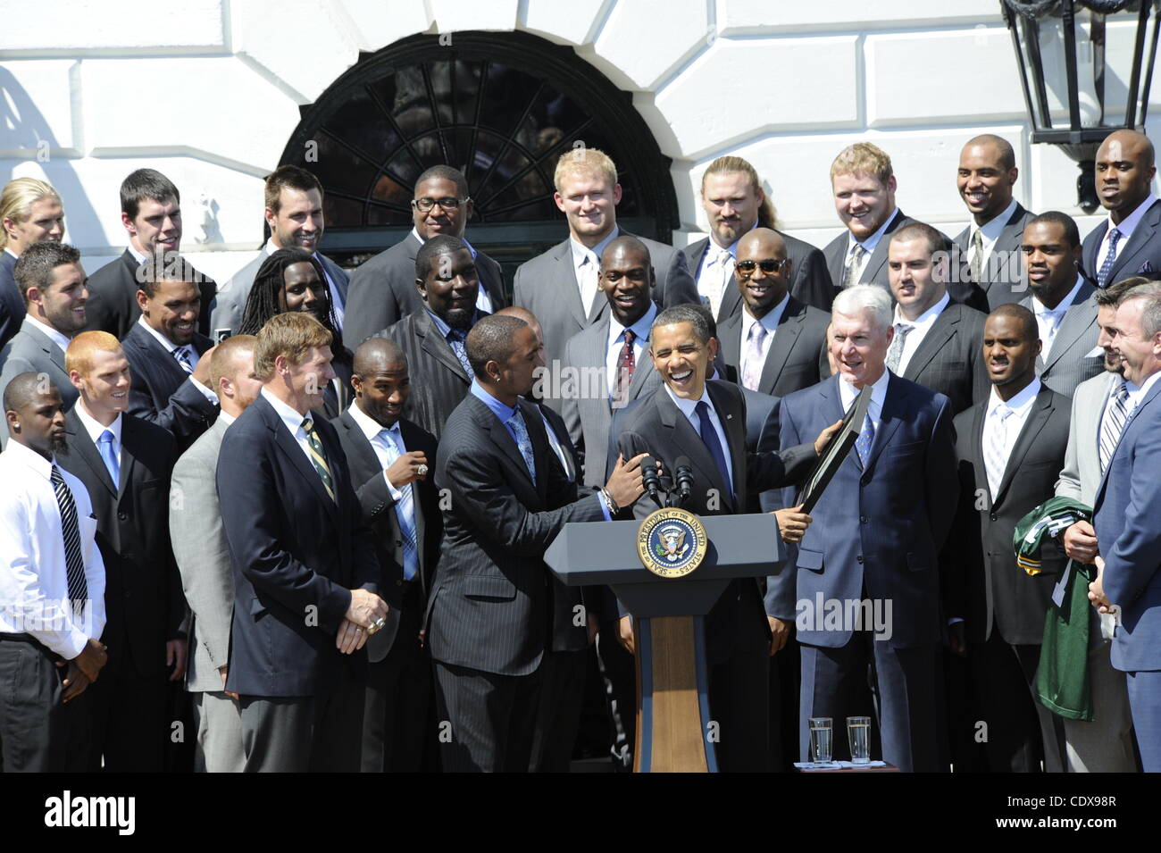 12. August 2011 - Washington, District Of Columbia, USA - 12.08.11 White House - Washington DC. Präsident Barack Obama begrüßt den Superbowl-Champions 2010 - Grüne Bucht-Verpacker ins Weiße Haus zu Congradulate das Siegerteam. MVP-Player Charles Woodson präsentiert Präsident Obama mit einem zertifi ziert Stockfoto