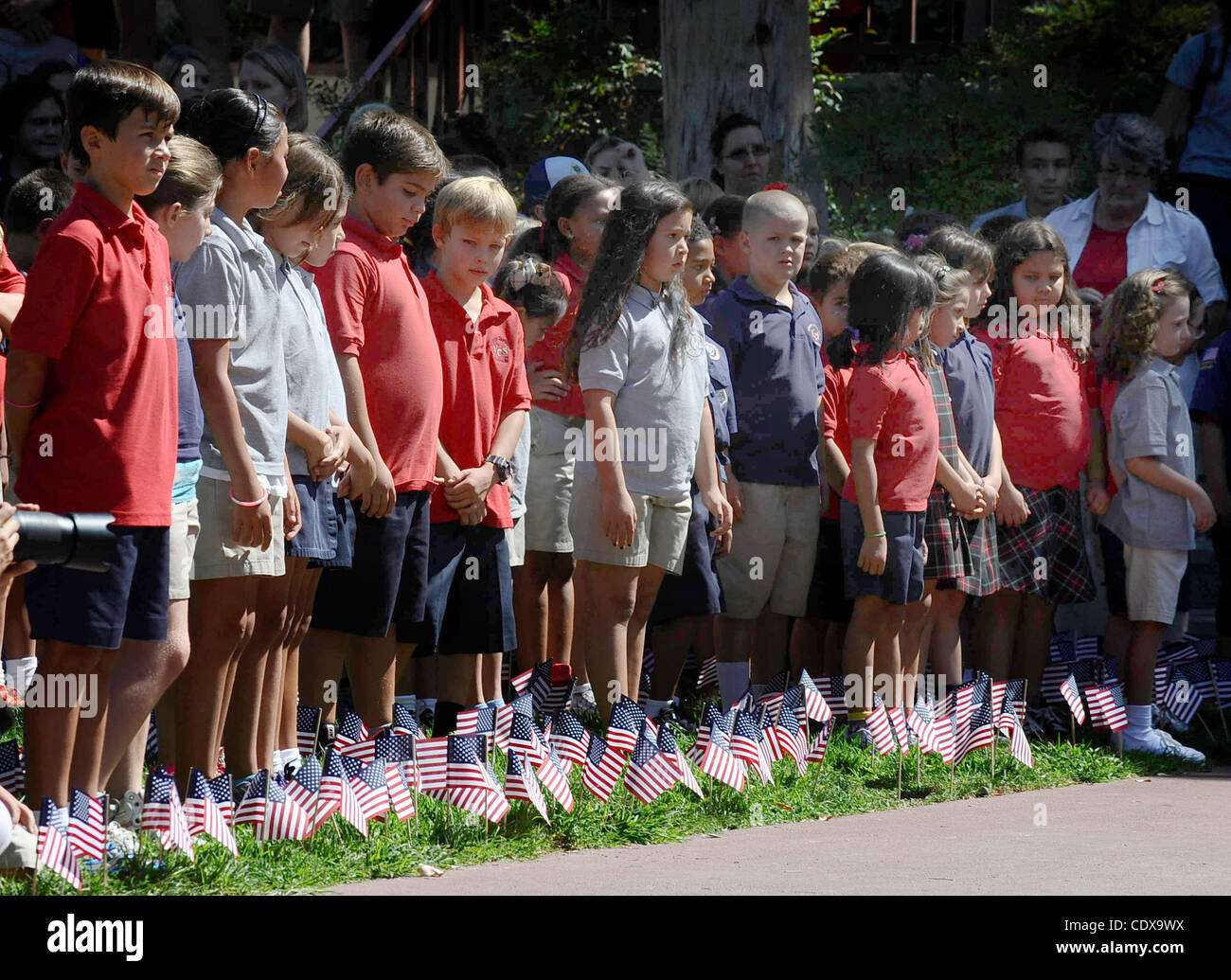 Sept 8,2011 - Sun Valley Kalifornien, USA. Dorfschulen Christian Schüler führen ein Gedenkgottesdienst zum Gedenken an den 10. Jahrestag von 9/11. 900-Mitglied Student Bodyl versammeln sich auf der Liegewiese im freien Campus und 2.997 amerikanische Flaggen auf der Rasenfläche zu jener gedenken, die ihre li verloren Stockfoto