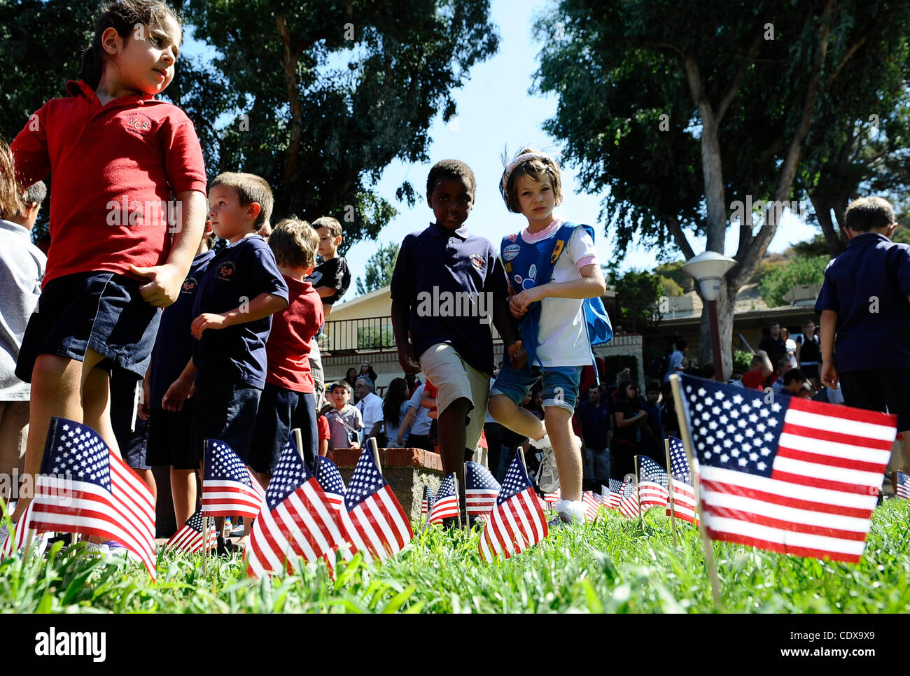 Sept 8,2011 - Sun Valley Kalifornien, USA. Dorfschulen Christian Schüler führen ein Gedenkgottesdienst zum Gedenken an den 10. Jahrestag von 9/11. 900-Mitglied Student Bodyl versammeln sich auf der Liegewiese im freien Campus und 2.997 amerikanische Flaggen auf der Rasenfläche zu jener gedenken, die ihre li verloren Stockfoto