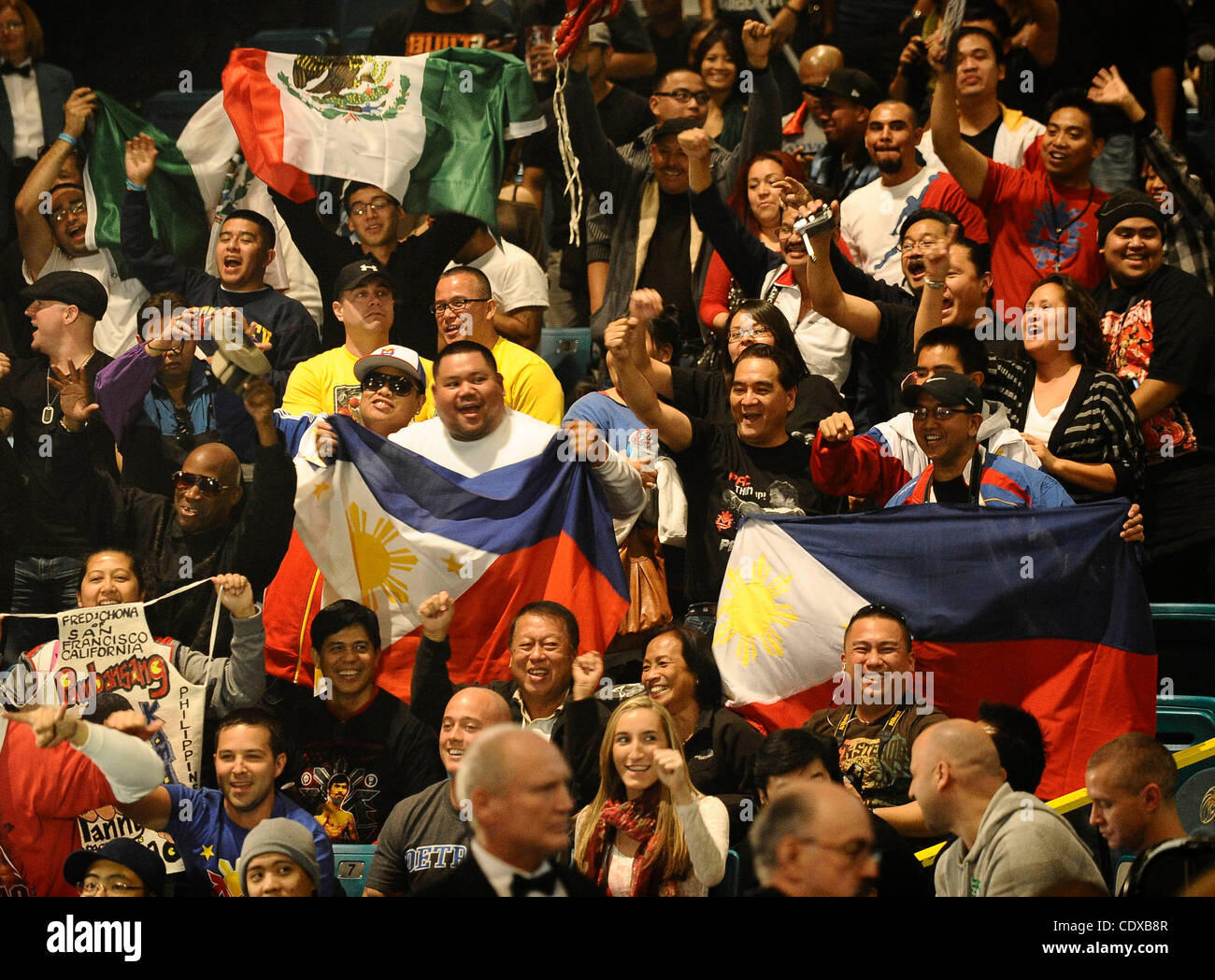 11. November 2011 - Las Vegas, Nevada USA. Eine geschätzte Menge von 5.500 Boxfans wollten für heutige wiegen von Juan Marquez und Manny Pacquiao im MGM grand Hotel. Der Kampf wird um den WBO-Weltmeistertitel im Weltergewicht Samstag 12. November auf HBO PPV geschehen. (Kredit-Bild: © gen Blev Stockfoto