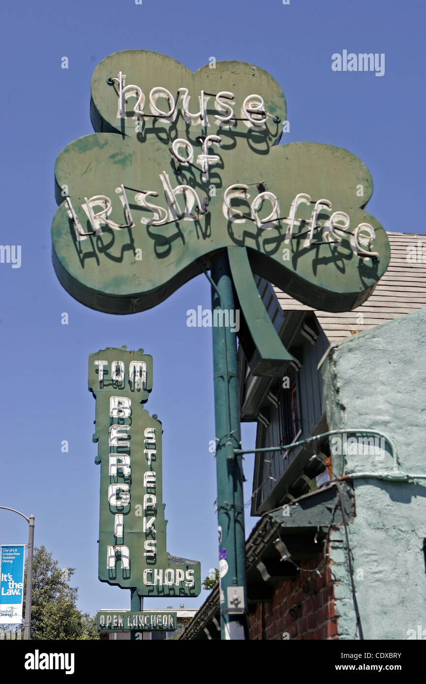 Tom Bergin Taverne, einer der ältesten Restaurant/Bars im Dauerbetrieb in Los Angeles, Kalifornien. Ursprünglich am Wilshire Boulevard im Jahr 1936 durch Rechtsanwalt Tom Bergin eröffnet, ist es an seinen heutigen Standort an der Fairfax Avenue seit 1949. Die Taverne ist bekannt für seine jährlichen St. Patricks Day-Feier Stockfoto