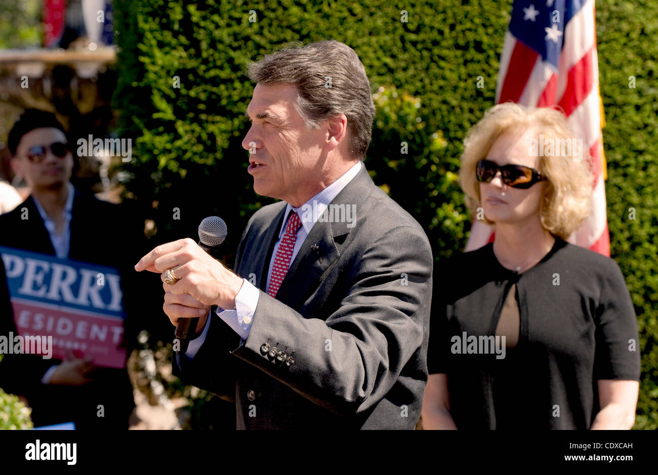 8. September 2011 - Corona del Mar, Kalifornien, USA - Texas-Gouverneur und republikanische Presidential Hopeful RICK PERRY während einer Kampagne stop in Orange County. (Kredit-Bild: © Brian Cahn/ZUMAPRESS.com) Stockfoto