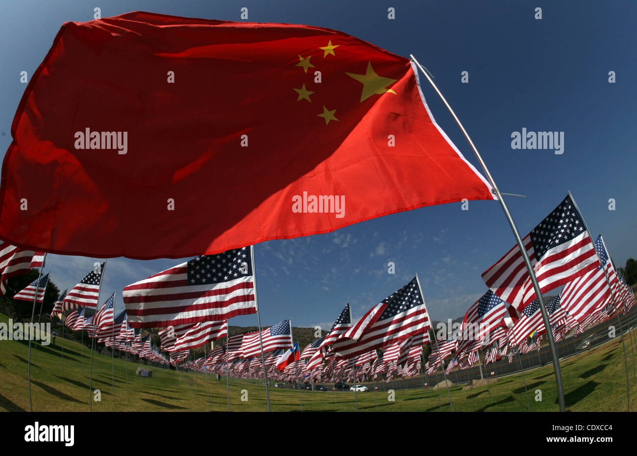 Eine chinesische Flagge steht unter drei Tausenden von amerikanischen Flaggen an einem Denkmal zu Ehren der Opfer der Terroranschläge 11. September 2001, eingestellt auf Sonntag, 11. September 2011 von Freiwilligen auf dem Campus Rasen der Pepperdine University in Malibu, Kalifornien. (Foto von Ringo Chiu / Zuma Press) Stockfoto
