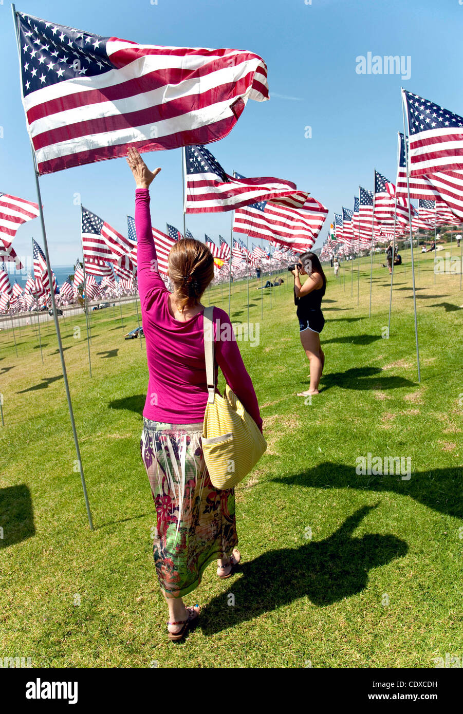 11. September 2011 - Malibu, Kalifornien, USA - A Frau erreicht bis zu Touch eine amerikanische Flagge auf Pepperdine University Malibu Campus am 10. Jahrestag der 9/11 Angriffe zu Ehren der 2.977 Opfer und Einsatzkräfte, die an diesem Tag gestorben. (Kredit-Bild: © Brian Cahn/ZUMAPRESS.com) Stockfoto