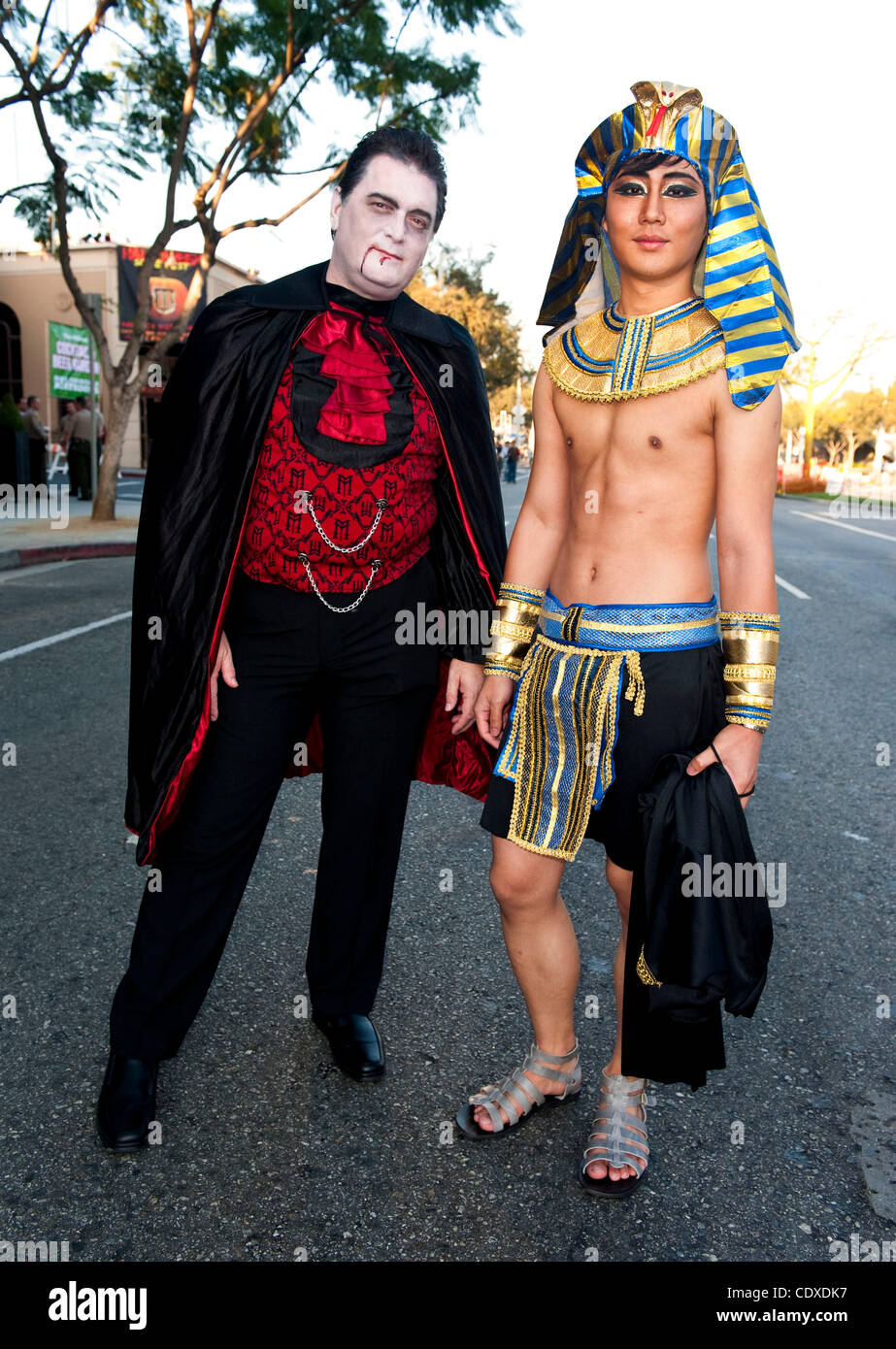 31. Oktober 2011 - West Hollywood, CA, USA - The West Hollywood Halloween Kostüm Karneval zieht mehrere hunderttausend Feiernden jährlich in das Herz der gay Community in Los Angeles. (Kredit-Bild: © Brian Cahn/ZUMAPRESS.com) Stockfoto