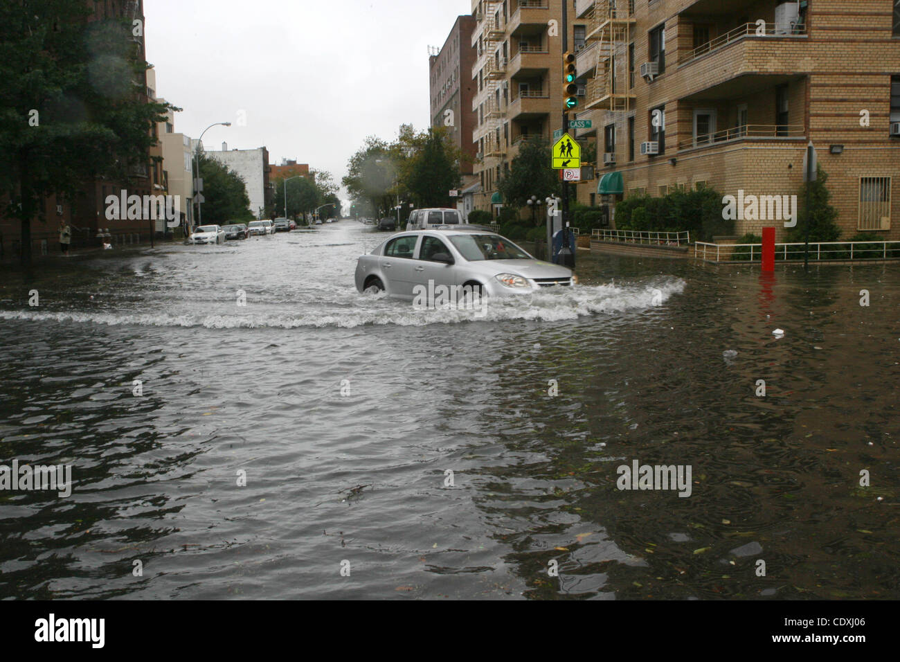 28. August 2011 - New York, New York, USA - New York City Hurrikan Irene.Manhattan Strand und Coney Island zu bekommen schlug durch Hurrikan Irene Street Hochwasser und Straßen abgeschossen von Zeichenfolge Winden Ã'Â © 28.08.11 West End Avenue in Manhattan Beach ist von Wasser überlaufen Schafkopf überflutet Stockfoto