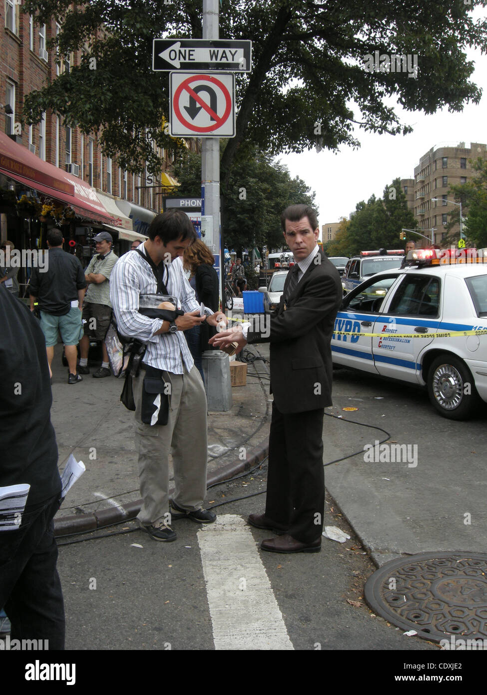 27. September 2011 - filmte Szenen in Brighton Beach Brooklyn New York, New York, USA - The Cast und Crew von CBS - TV "Person of Interest".                Ã‚Â©                    9/27/11   . Mike McGlone ruft berührt, bevor Sie eine Szene. Er ist bekannt für seine GEICO Reklamen. (Kredit Bild Stockfoto