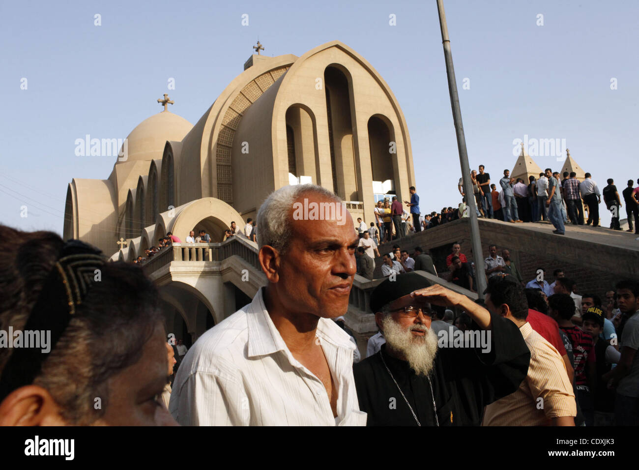 10. Oktober 2011 - Kairo, Ägypten - nach einen Service für diejenigen, die waren viele Ägypter versammelten sich vor der Kirche und marschierten durch zentrale Kairo ins Krankenhaus, wo weitere Leichen gehalten wurden, getötet... Eine Beerdigung Masse und Protest fanden im Zentrum von Kairo heute für die Opfer des gestrigen Angriff. Stockfoto