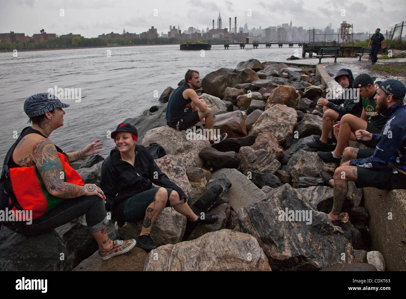 27. August 2011 - Brooklyn, New York, USA - Bereich Wohnsitz nehmen einen Blick auf den East River warten auf Hurrikan Irene. Durch Unwetter hat Bürgermeister Bloomberg eine obligatorische Evakuierung der Zone A, umfasst den Abschnitt von Brooklyn entlang des East River, stadtweiten und Halbinsel Rockaway bestellt. Stockfoto