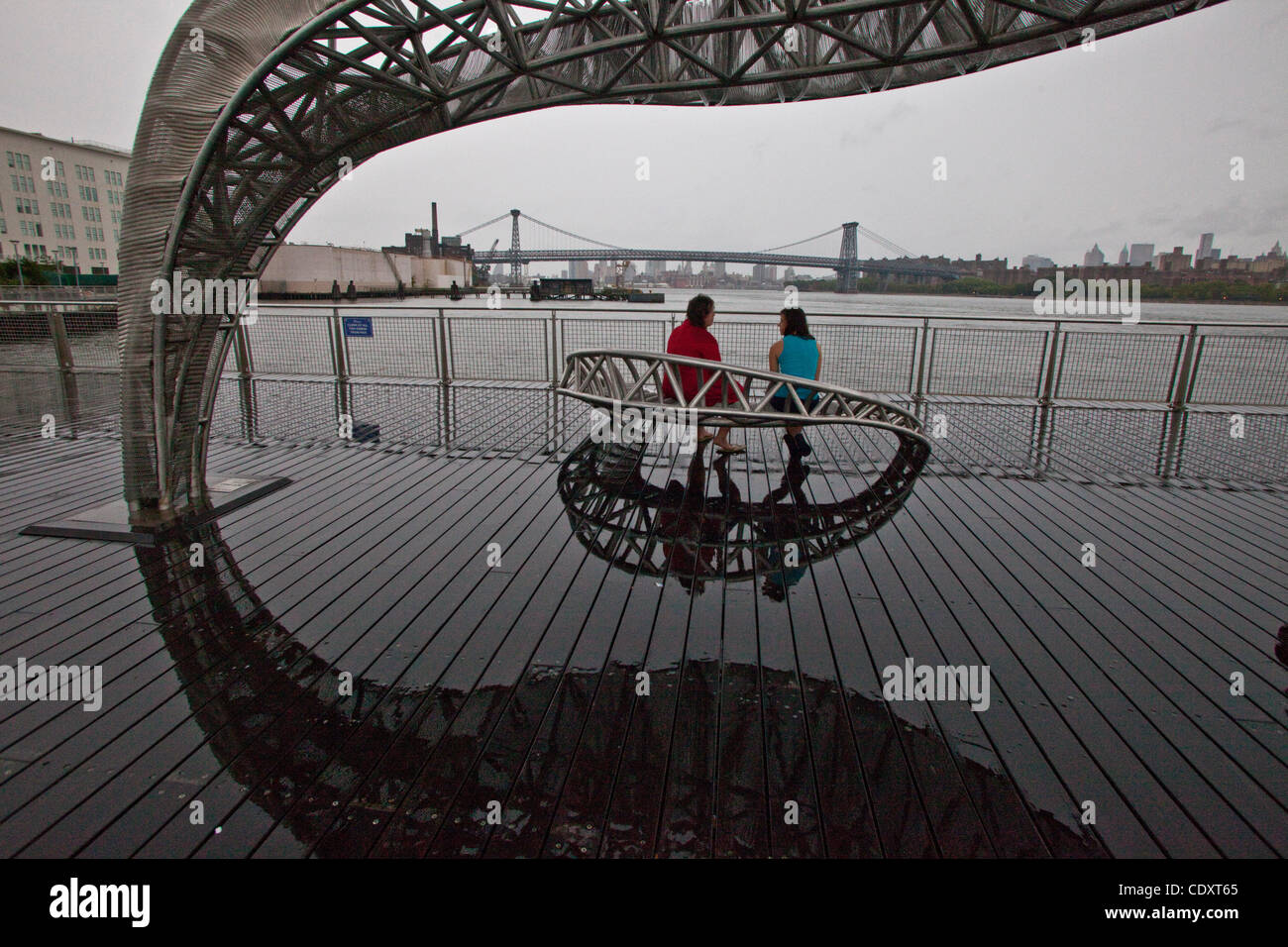 27. August 2011 - Brooklyn, New York, USA - Bereich Wohnsitz nehmen einen Blick auf den East River warten auf Hurrikan Irene. Durch Unwetter hat Bürgermeister Bloomberg eine obligatorische Evakuierung der Zone A, umfasst den Abschnitt von Brooklyn entlang des East River, stadtweiten und Halbinsel Rockaway bestellt. Stockfoto