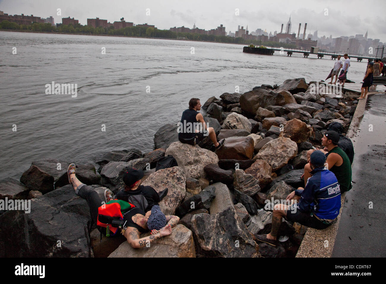 27. August 2011 - Brooklyn, New York, USA - Bereich Wohnsitz nehmen einen Blick auf den East River warten auf Hurrikan Irene. Durch Unwetter hat Bürgermeister Bloomberg eine obligatorische Evakuierung der Zone A, umfasst den Abschnitt von Brooklyn entlang des East River, stadtweiten und Halbinsel Rockaway bestellt. Stockfoto