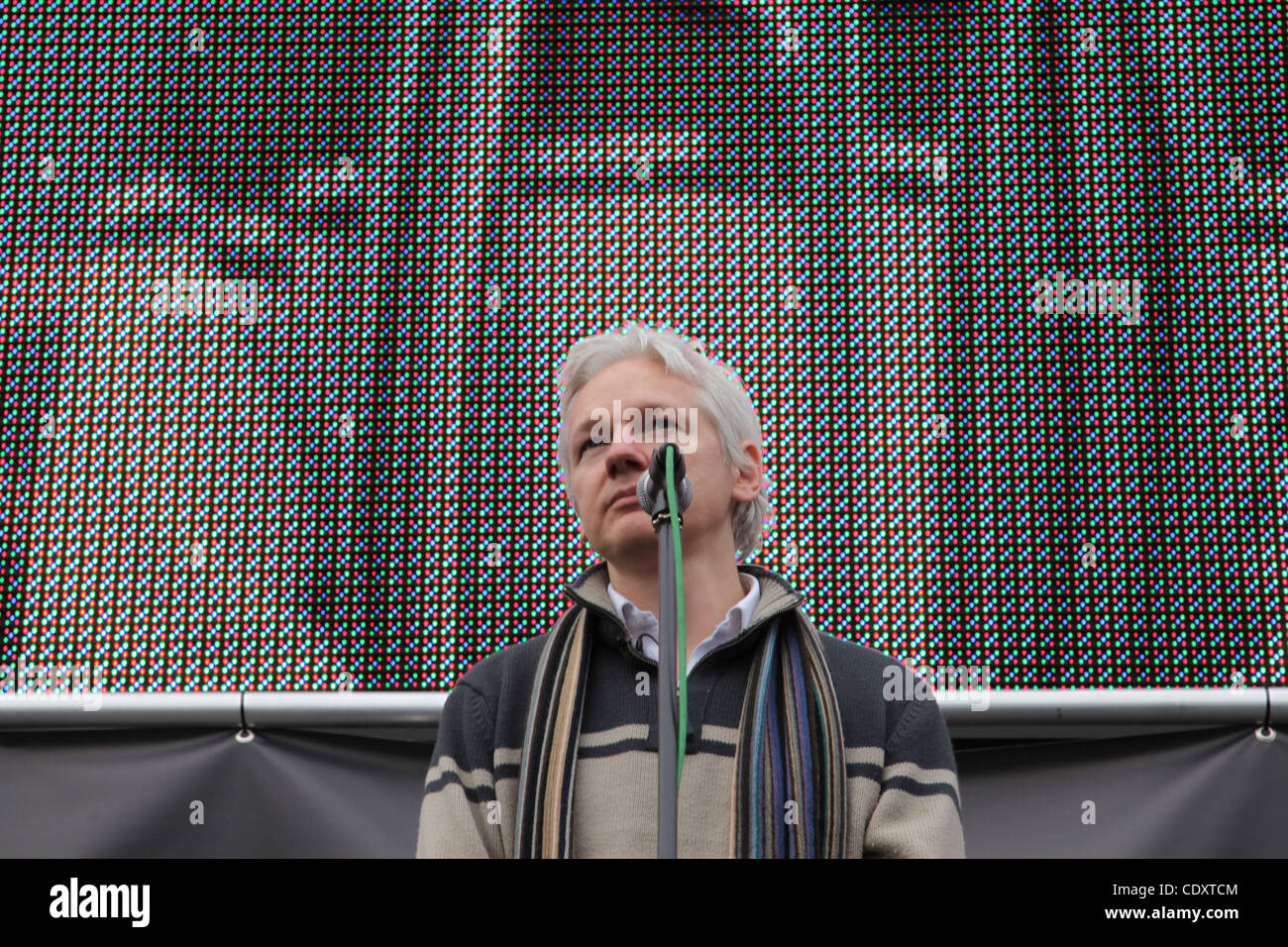 8. Oktober 2011 - London, England, Vereinigtes Königreich - JULIAN ASSANGE trat der Demonstration, um den Krieg zu beenden und er hielt eine Rede auf dem Trafalgar Square. Demonstranten versammelten sich am Trafalgar Square anlässlich der 10. Jahrestag des Afghanistan-Krieges in Afghanistan, beim Aufrufen der britischen Regierung auf withdra Stockfoto