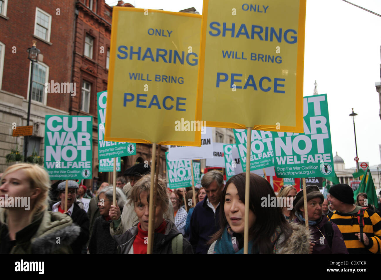 8. Oktober 2011 - London, England, Vereinigtes Königreich - über 3000 Demonstranten beitreten die Demonstration in London um zehn Jahre in Afghanistan zu gedenken, die Kräfte wieder nach Hause bringen wollen. Demonstranten versammelten sich am Trafalgar Square anlässlich der 10. Jahrestag des Afghanistan-Krieges in Afghanistan während des Anrufs Stockfoto