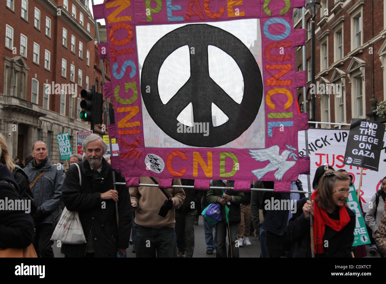 8. Oktober 2011 - London, England, Vereinigtes Königreich - über 3000 Demonstranten beitreten die Demonstration in London um zehn Jahre in Afghanistan zu gedenken, die Kräfte wieder nach Hause bringen wollen. Demonstranten versammelten sich am Trafalgar Square anlässlich der 10. Jahrestag des Afghanistan-Krieges in Afghanistan während des Anrufs Stockfoto