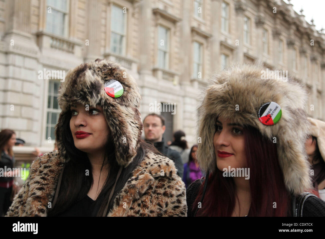 8. Oktober 2011 - London, England, Vereinigtes Königreich - über 3000 Demonstranten beitreten die Demonstration in London um zehn Jahre in Afghanistan zu gedenken, die Kräfte wieder nach Hause bringen wollen. Demonstranten versammelten sich am Trafalgar Square anlässlich der 10. Jahrestag des Afghanistan-Krieges in Afghanistan während des Anrufs Stockfoto