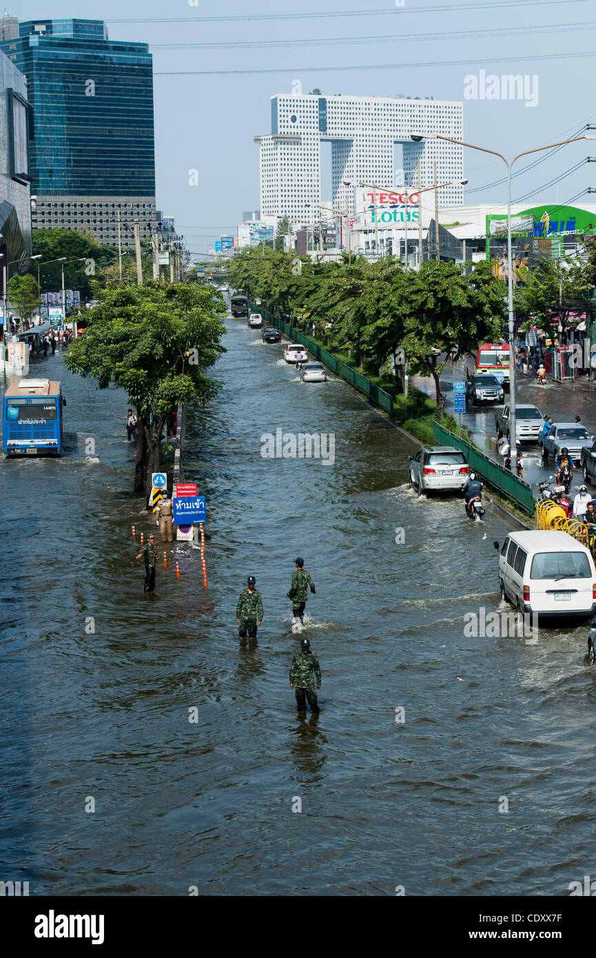 4. November 2011 - Bangkok, Bangkok, Bangkok - thailändische Soldaten direkte Zugriffe auf der Hauptstraße in Ladprao, Zentrum von Bangkok. Thai Royal Army unterstützt Bürgerinnen und Bürger mit Transport, wie viele Straßen nicht befahrbar sind und es Störungen des Verkehrs vor allem in Hochwassergebieten gibt... Überlauf von Hochwasser von centr Stockfoto