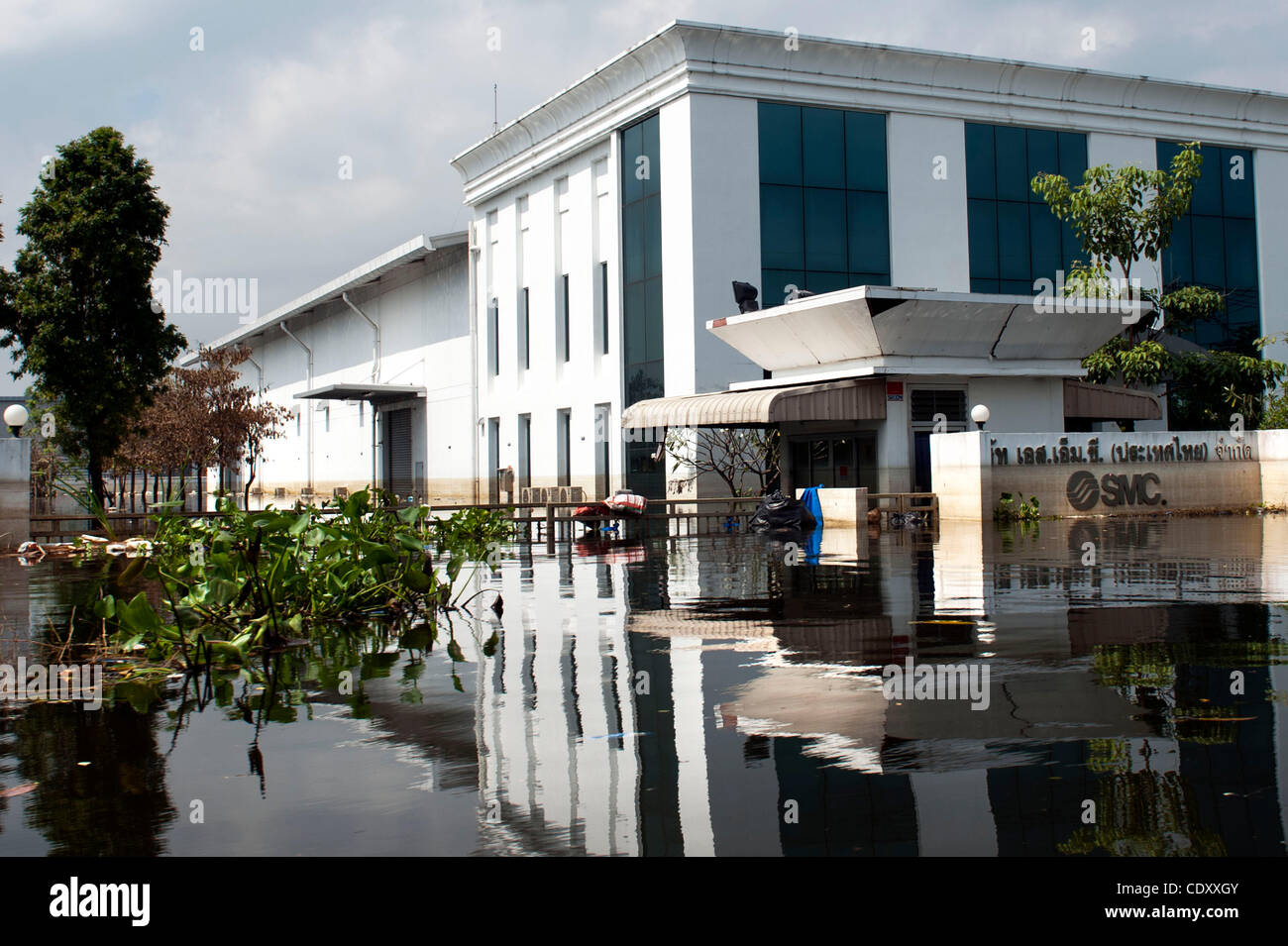 10. November 2011 - Bangpa In, Bangkok, Thailand - überschwemmt Fabrik in Bangpa im Industriegebiet nördlich von Bangkok... Überschwemmungen haben mehr als 1.000 Fabriken in Zentralthailand überschwemmt, Hochwasser sind nur geringfügig zurückgegangen, verlassen der weltweit größten Computerhersteller unsicher wenn entscheidend Stockfoto