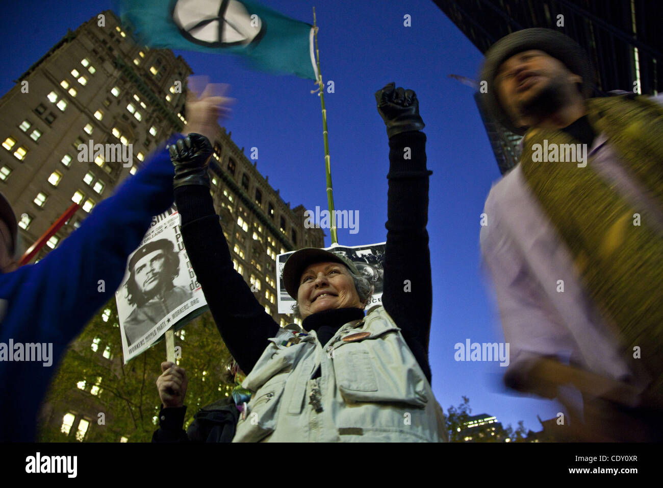 7. November 2011 - New York, New York, USA - marschierten ein paar hundert Latinos und schwarze 11 Meilen von Upper Manhattan Zuccotti Park im Liberty Plaza, eine Notwendigkeit, größeren Vielfalt in Occupy Wall Street in der Innenstadt von injizieren zu zeigen. (Bild Kredit: © Gary Dwight Miller/ZUMAPRESS.com) Stockfoto