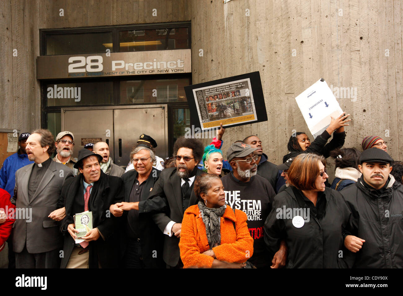 21. Oktober 2011 - New York, NY, USA - Cornell West und anderen Demonstranten inszeniert ein ziviler Ungehorsam vor New York Police Department 28. Bezirk in Harlem, die ungerechtfertigte anzuhalten, zu protestieren Abtasten vor allem Black und Latino Männer in New York City. Diejenigen, die die zivilen Disob geübt Stockfoto