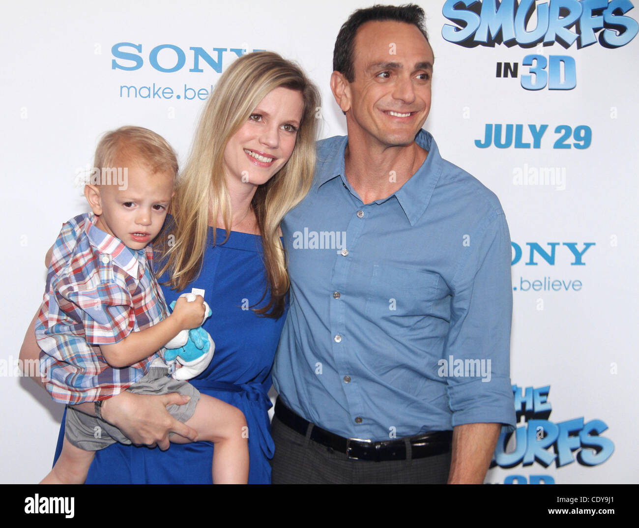 24. Juli 2011 - New York, New York, US - Schauspieler HANK AZARIA und Familie besuchen die Weltpremiere von "Die Schlümpfe in 3D" im Ziegfeld Theater statt. (Bild Kredit: Nancy Kaszerman/ZUMAPRESS.com ©) Stockfoto