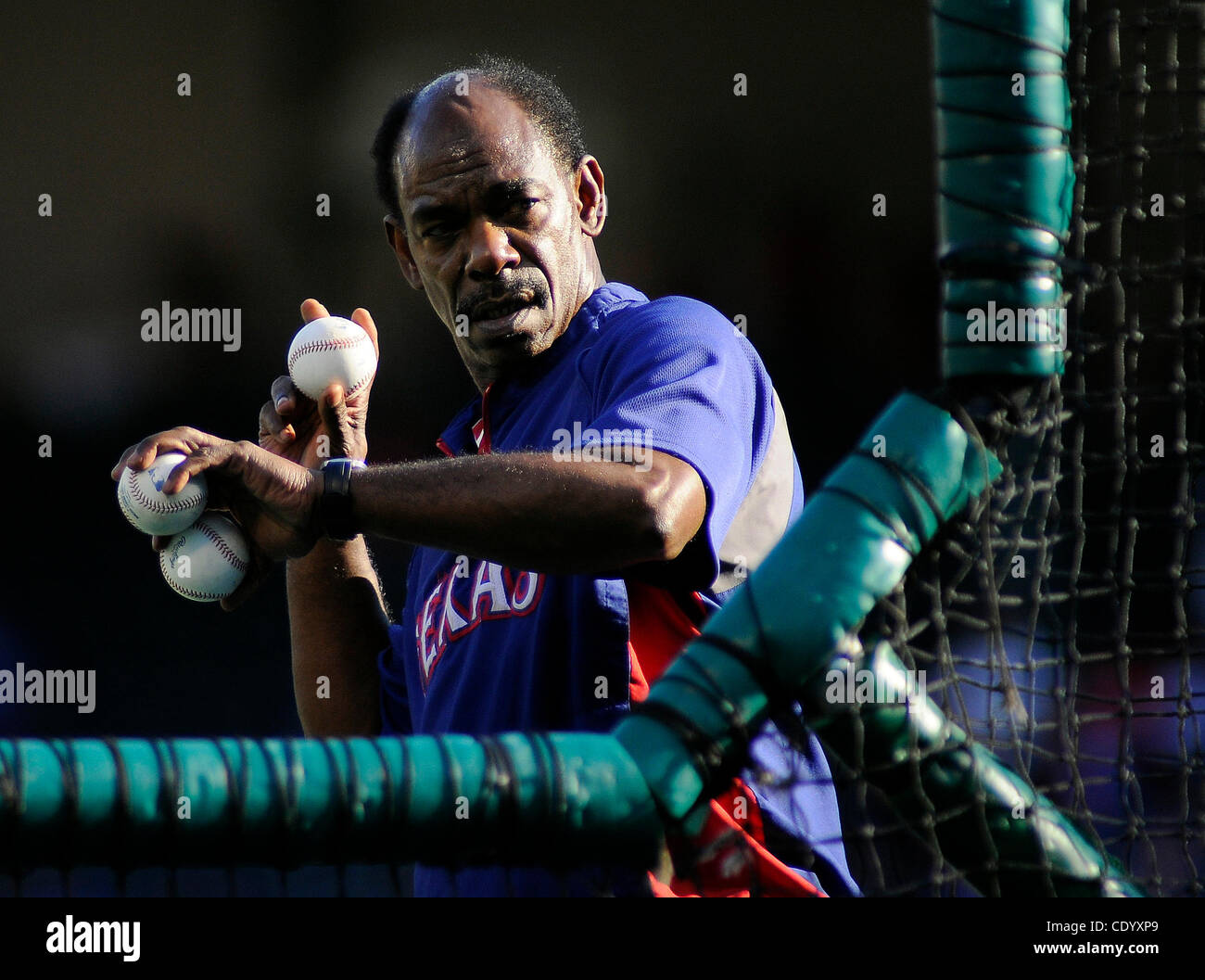 24. Oktober 2011 - Arlington, Texas, USA - 22. Oktober 2011.  Texas Rangers-Manager wirft Wimper Praxis bevor The Texas Rangers die St. Louis Cardinals 4 bis 2 im Spiel besiegten fünf der 2011 World Series am Baseballstadion in Arlington, Texas. (Kredit-Bild: © Ralph Lauer/ZUMAPRESS.com) Stockfoto