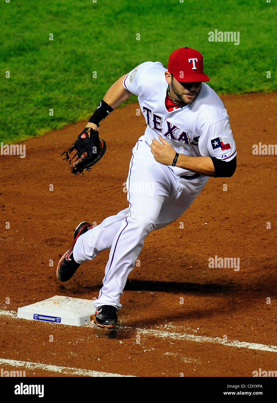 24. Oktober 2011 - Arlington, Texas, USA - 22. Oktober 2011.  Texas Rangers erster Basisspieler Mitch Moreland jagt einen schlechten Wurf anfangs in Spiel 5 der 2011 World Series. Die Texas Rangers besiegten die St. Louis Cardinals 4 bis 2 in Spiel 5 der 2011 World Series am Baseballstadion in Arlington, Stockfoto