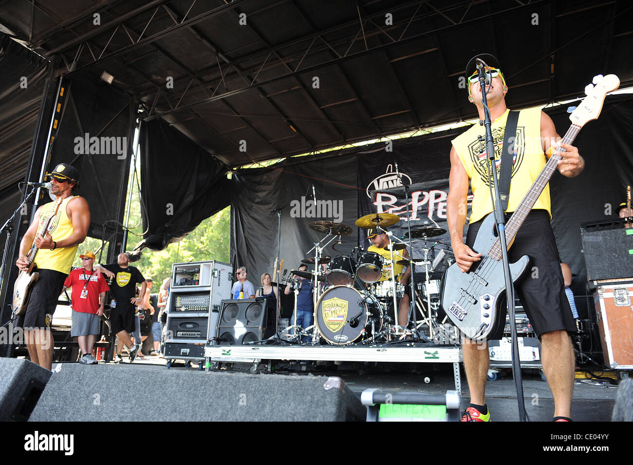 27. Juli 2011 - Virginia Beach, Virginia; USA - Bass-Gitarrist BRET BOLLINGER Band Pfeffer (L-R) Gitarrist KALEO WASSMAN und Drummer YESOD WILLIAMS tritt im Rahmen der 2011 Vans Warped Tour, die auf der Farm Bureau Live im Amphitheater von Virginia Beach stattfand.  Copyright 2011 Jaso Stockfoto