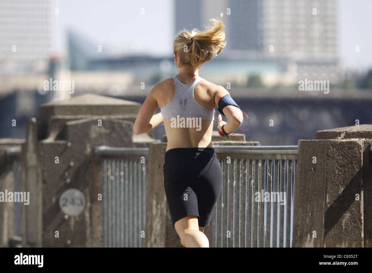 28. Juli 2011 - New York, New York, USA - junge Frau, die entlang den Willamette River. (Kredit-Bild: © John Marshall Mantel/ZUMAPRESS.com) Stockfoto
