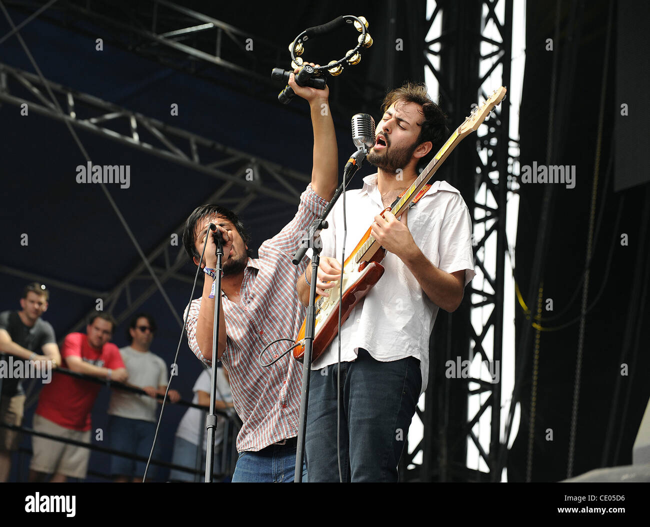 5. August 2011 - Chicago, Illinois; USA - SAMEER GADHIA Sänger und Gitarrist ERIC CANNATA der Band Young The Giant tritt im Rahmen des 20-jährigen Jubiläums des Lollapalooza Music Festival, das im Grant Park stattfindet.  Das dreitägige Festival zieht mehr als 270 Tausend Fans zu sehen, ein Stockfoto