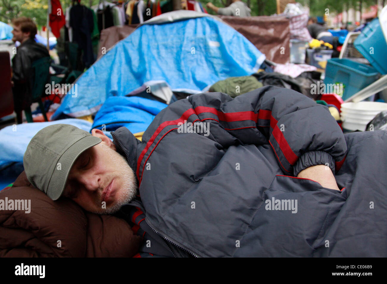 Ein schlafender Demonstrant bei Occupy Wall Street im Zuccotti Park. Manche nennen es ein Elendsviertel und einen Zirkus. Andere nennen es eine politische und soziale Revolution. Stockfoto