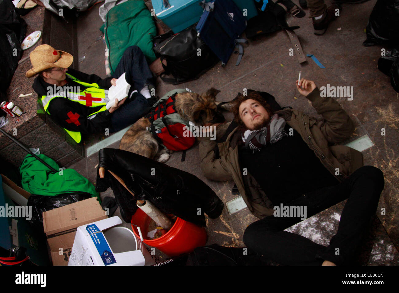 Sanitäter bei der Occupy Wall Street-Demonstration in Zuccotti Park zu protestieren. Manche nennen es ein Elendsviertel und einen Zirkus. Andere nennen es eine politische und soziale Revolution. Stockfoto