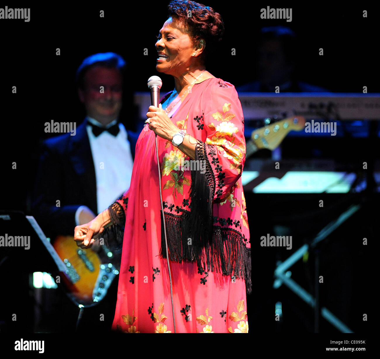 20. Oktober 2011 - Raleigh, North Carolina; USA - tritt Sängerin DIONNE WARWICK in der Dorton Arena im Rahmen der 2011 NC State Fair, die in Raleigh stattfindet. Copyright 2011 Jason Moore. (Kredit-Bild: © Jason Moore/ZUMAPRESS.com) Stockfoto