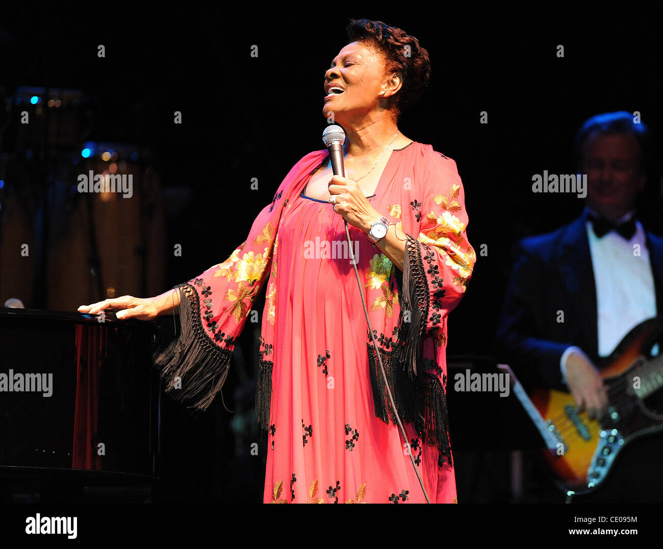 20. Oktober 2011 - Raleigh, North Carolina; USA - tritt Sängerin DIONNE WARWICK in der Dorton Arena im Rahmen der 2011 NC State Fair, die in Raleigh stattfindet. Copyright 2011 Jason Moore. (Kredit-Bild: © Jason Moore/ZUMAPRESS.com) Stockfoto
