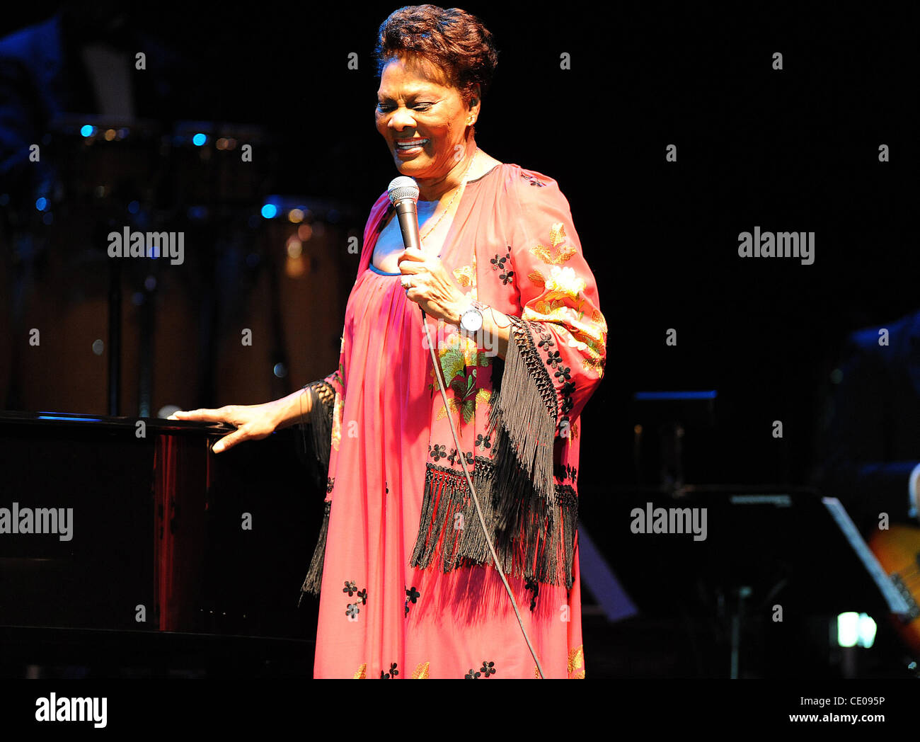 20. Oktober 2011 - Raleigh, North Carolina; USA - tritt Sängerin DIONNE WARWICK in der Dorton Arena im Rahmen der 2011 NC State Fair, die in Raleigh stattfindet. Copyright 2011 Jason Moore. (Kredit-Bild: © Jason Moore/ZUMAPRESS.com) Stockfoto