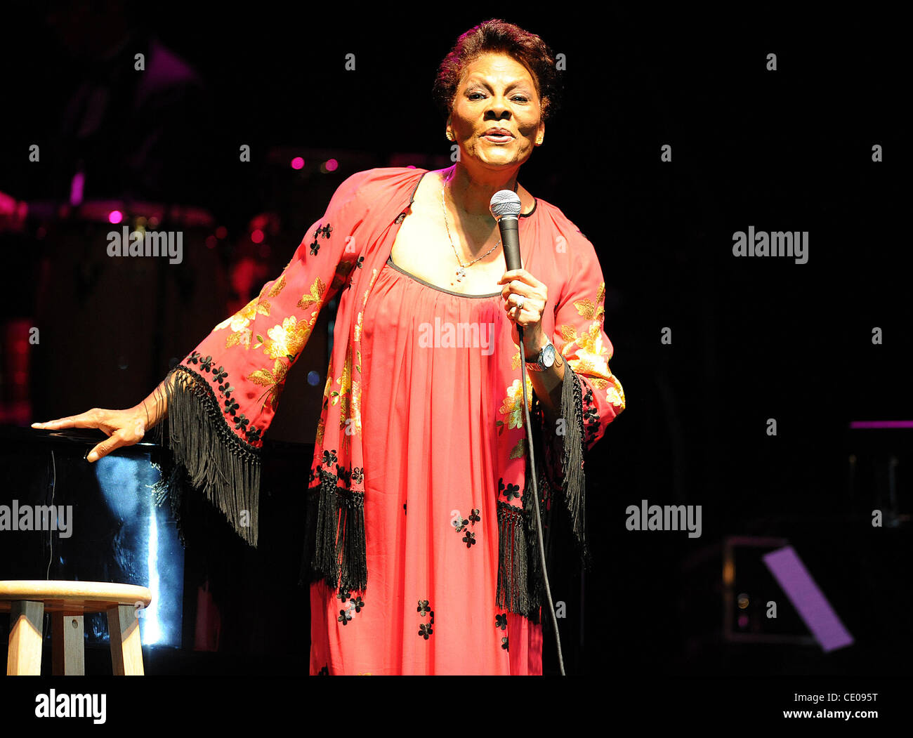 20. Oktober 2011 - Raleigh, North Carolina; USA - tritt Sängerin DIONNE WARWICK in der Dorton Arena im Rahmen der 2011 NC State Fair, die in Raleigh stattfindet. Copyright 2011 Jason Moore. (Kredit-Bild: © Jason Moore/ZUMAPRESS.com) Stockfoto