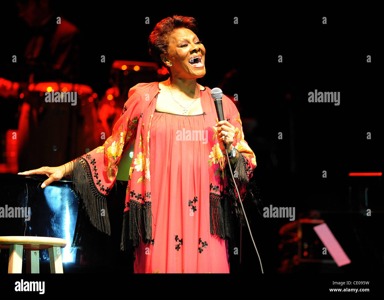 20. Oktober 2011 - Raleigh, North Carolina; USA - tritt Sängerin DIONNE WARWICK in der Dorton Arena im Rahmen der 2011 NC State Fair, die in Raleigh stattfindet. Copyright 2011 Jason Moore. (Kredit-Bild: © Jason Moore/ZUMAPRESS.com) Stockfoto