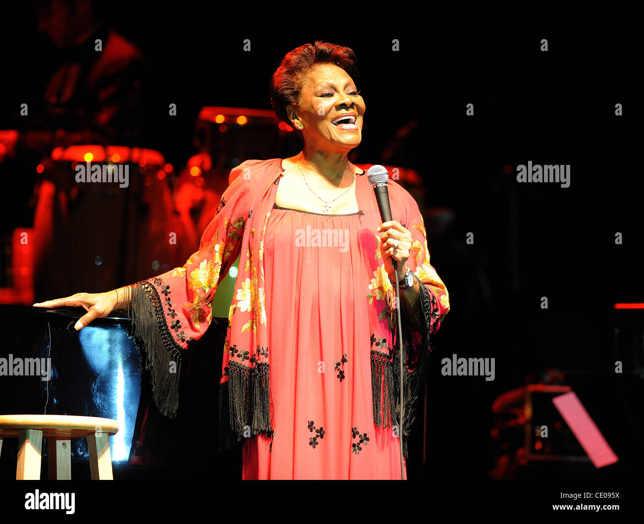 20. Oktober 2011 - Raleigh, North Carolina; USA - tritt Sängerin DIONNE WARWICK in der Dorton Arena im Rahmen der 2011 NC State Fair, die in Raleigh stattfindet. Copyright 2011 Jason Moore. (Kredit-Bild: © Jason Moore/ZUMAPRESS.com) Stockfoto