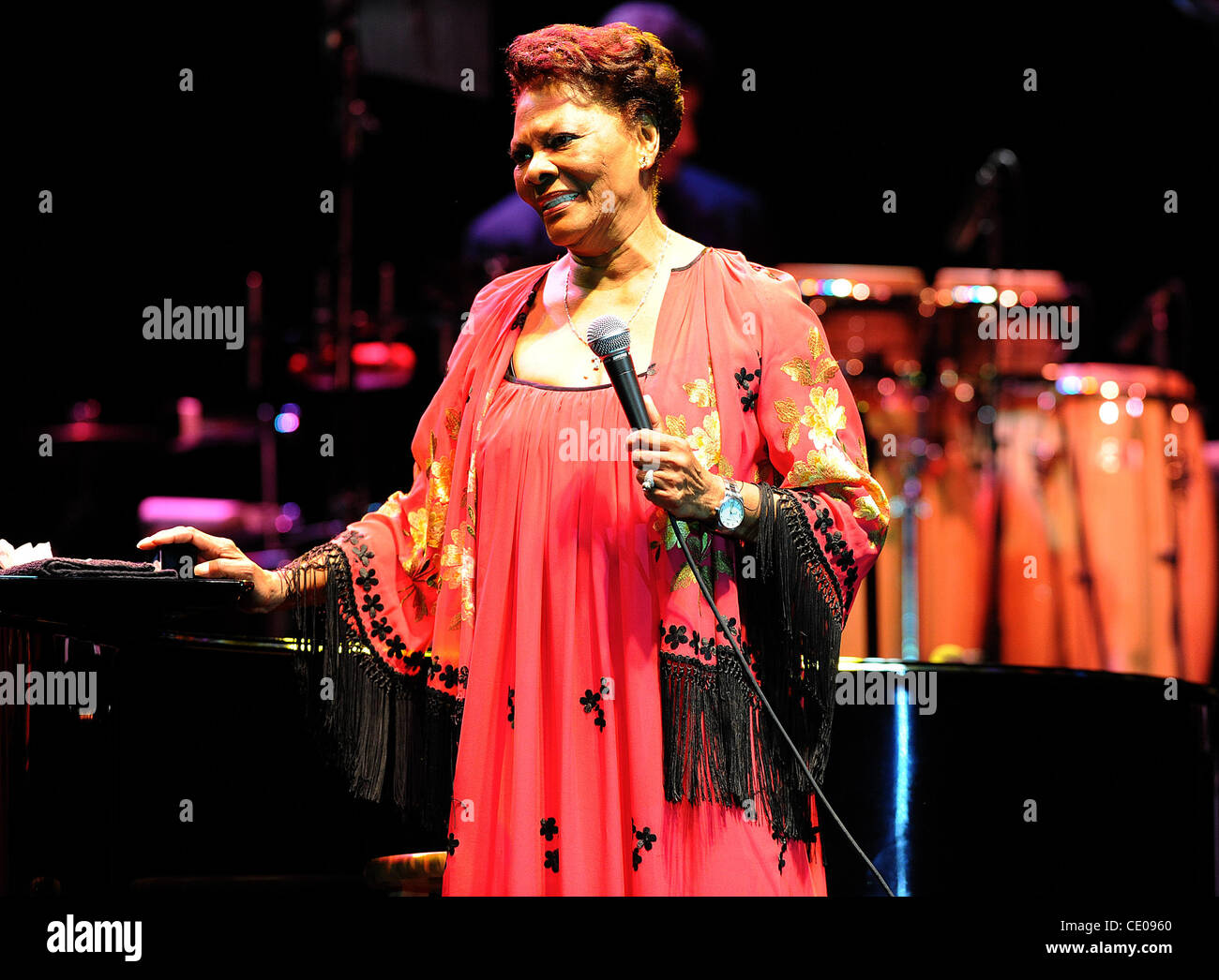 20. Oktober 2011 - Raleigh, North Carolina; USA - tritt Sängerin DIONNE WARWICK in der Dorton Arena im Rahmen der 2011 NC State Fair, die in Raleigh stattfindet. Copyright 2011 Jason Moore. (Kredit-Bild: © Jason Moore/ZUMAPRESS.com) Stockfoto