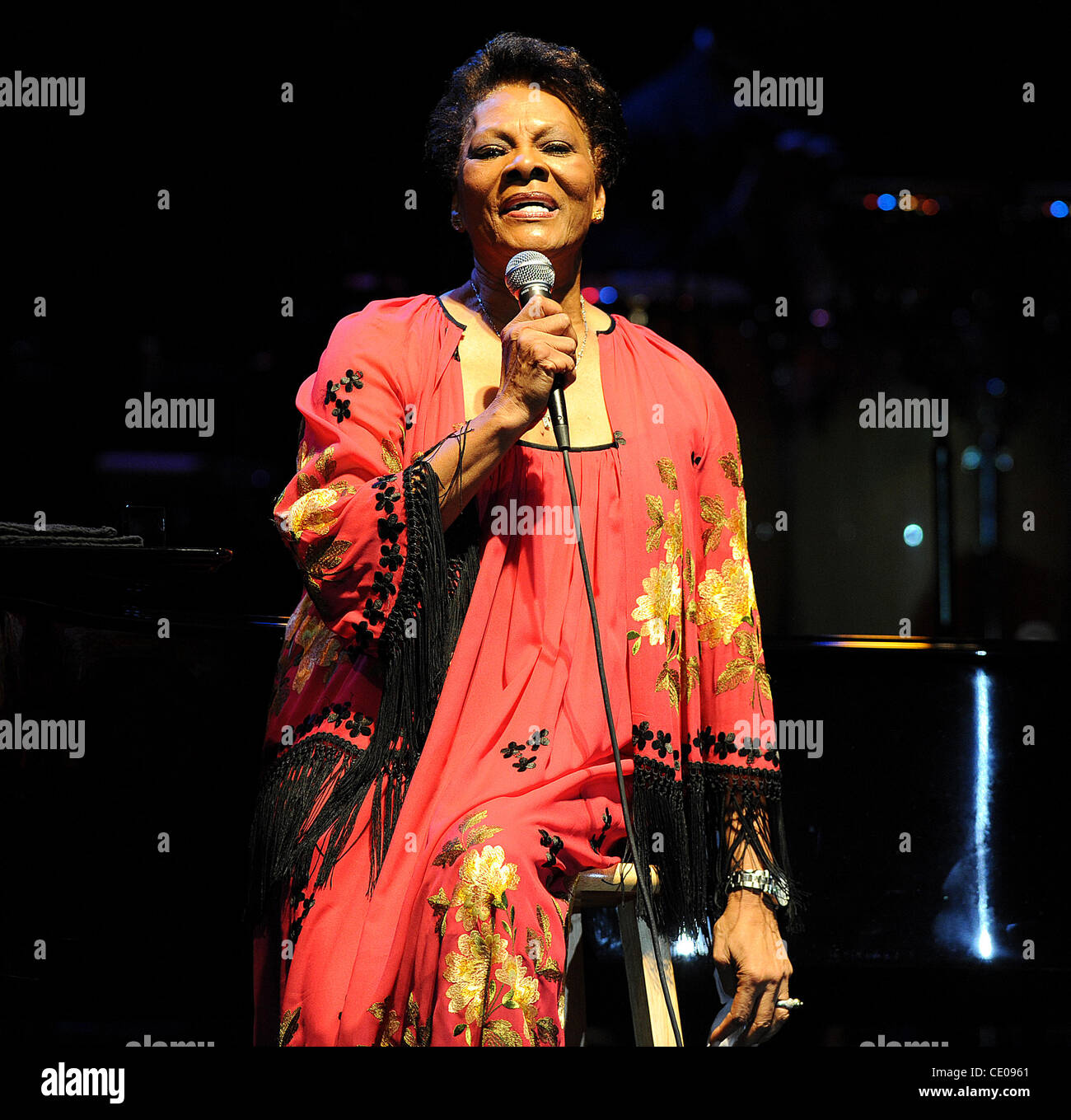 20. Oktober 2011 - Raleigh, North Carolina; USA - tritt Sängerin DIONNE WARWICK in der Dorton Arena im Rahmen der 2011 NC State Fair, die in Raleigh stattfindet. Copyright 2011 Jason Moore. (Kredit-Bild: © Jason Moore/ZUMAPRESS.com) Stockfoto