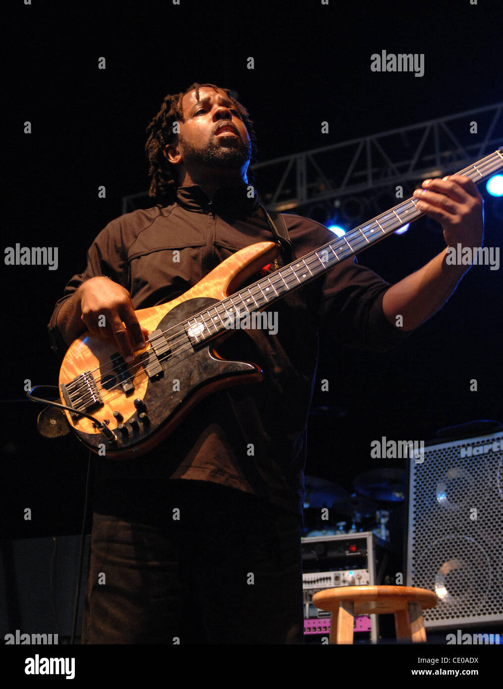 Multi-Grammy-Gewinner, die BELA FLECK das Orginal-Lineup von BLEA FLECK und THE FLECKTONES heraus bringt, um neueste Version, ROCKET SCIENCE im NETELOS Pavillon in PORTSMOUTH, VIRGINIA on13 AUGUST 2011 zu unterstützen. Line-up ist VICTOR WOOTEN, BELA FLECK, HOWARD LEVY, ROY WOOTEN Stockfoto