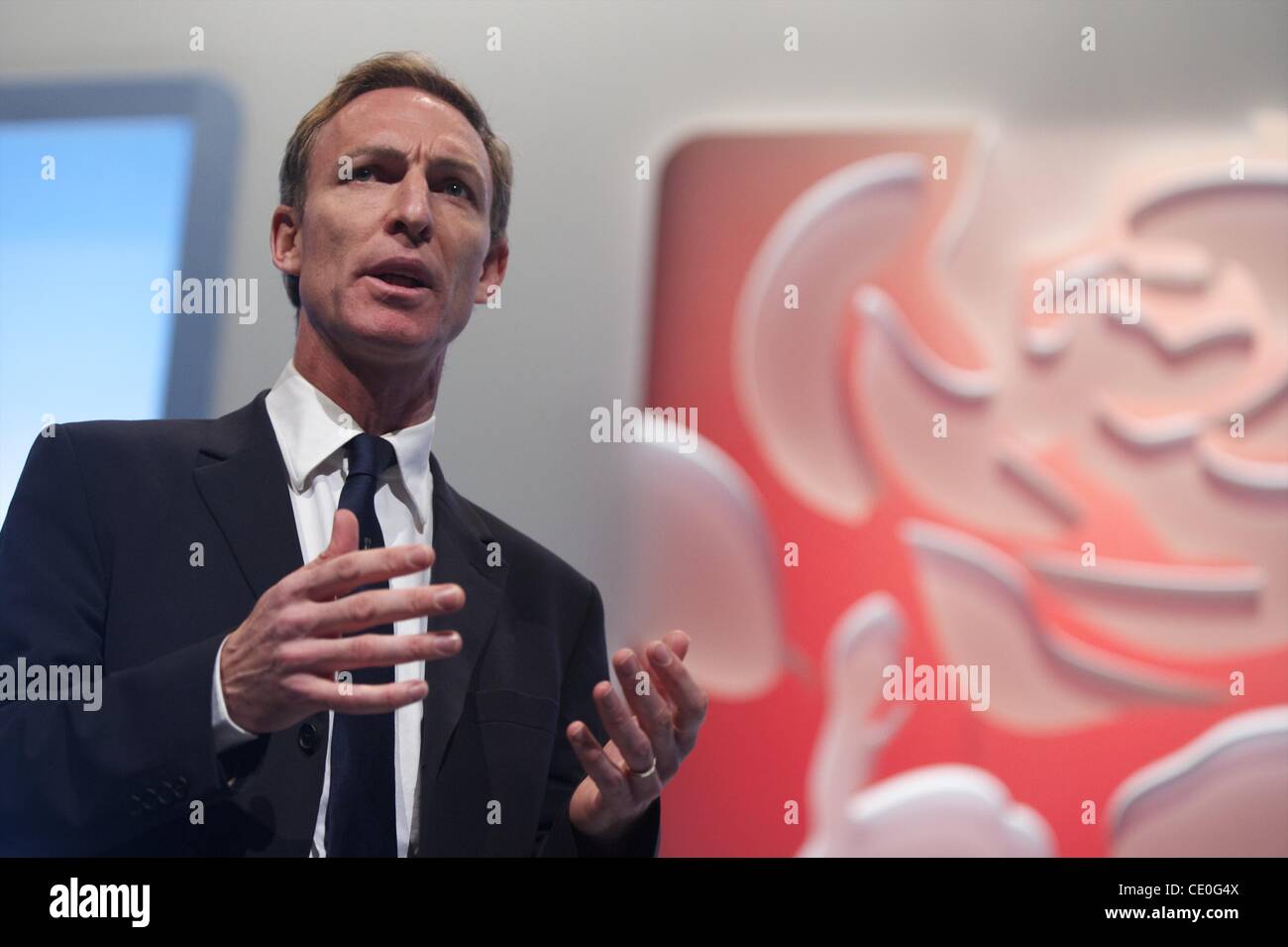 26. September 2011 - befasst Liverpool, England, UK - Schatten Secretary Of State for Defence JIM MURPHY sich mit Delegierten auf der ACC-Liverpool. (Kredit-Bild: © Mark Makela/ZUMAPRESS.com) Stockfoto