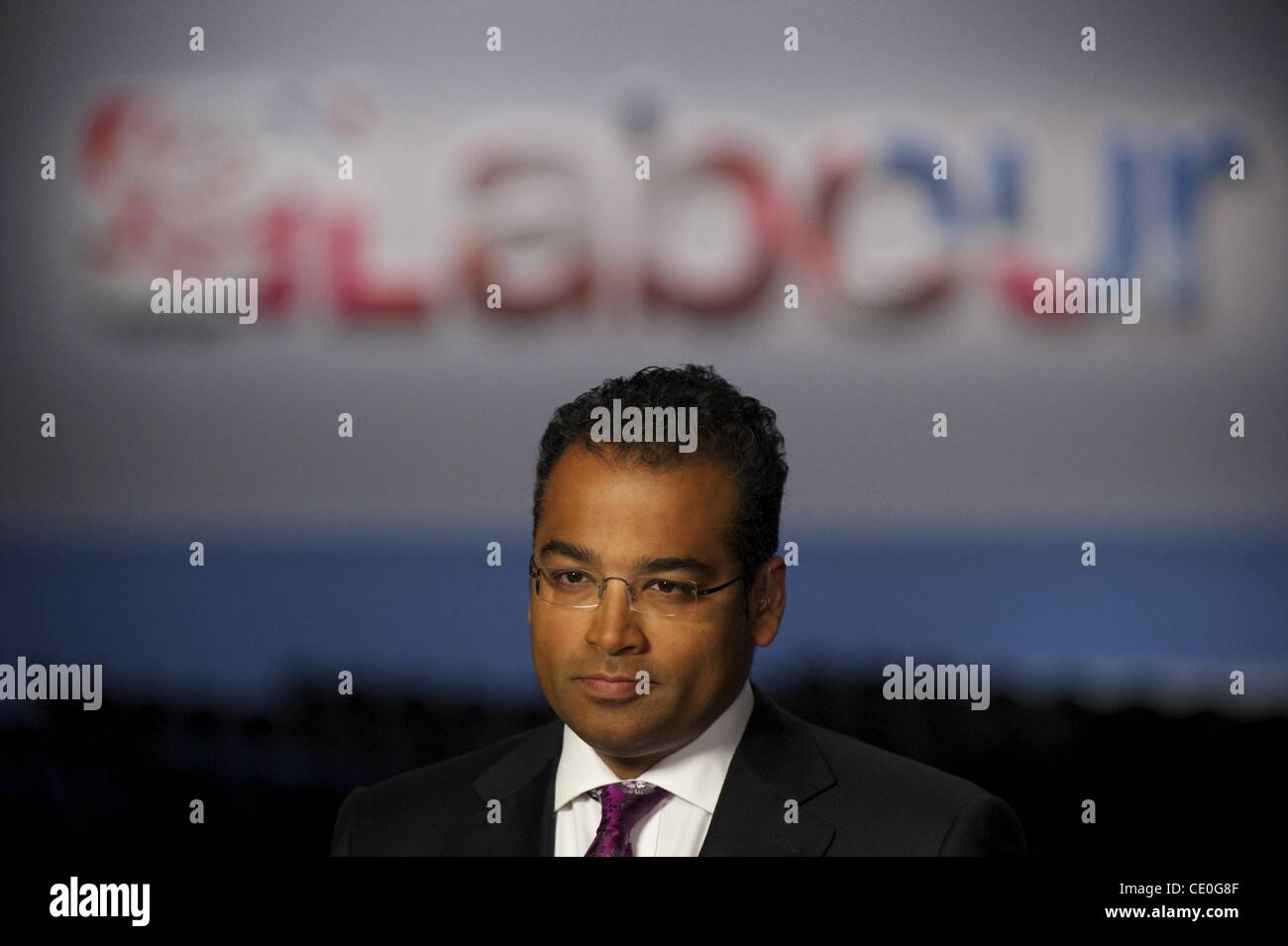 26. September 2011 - Liverpool, England, UK - Channel 4 Vorführer KRISHNAN GURU-MURTHY Nachrichtensendungen live während der Labour-Parteitag in der ACC-Liverpool. (Kredit-Bild: © Mark Makela/ZUMAPRESS.com) Stockfoto