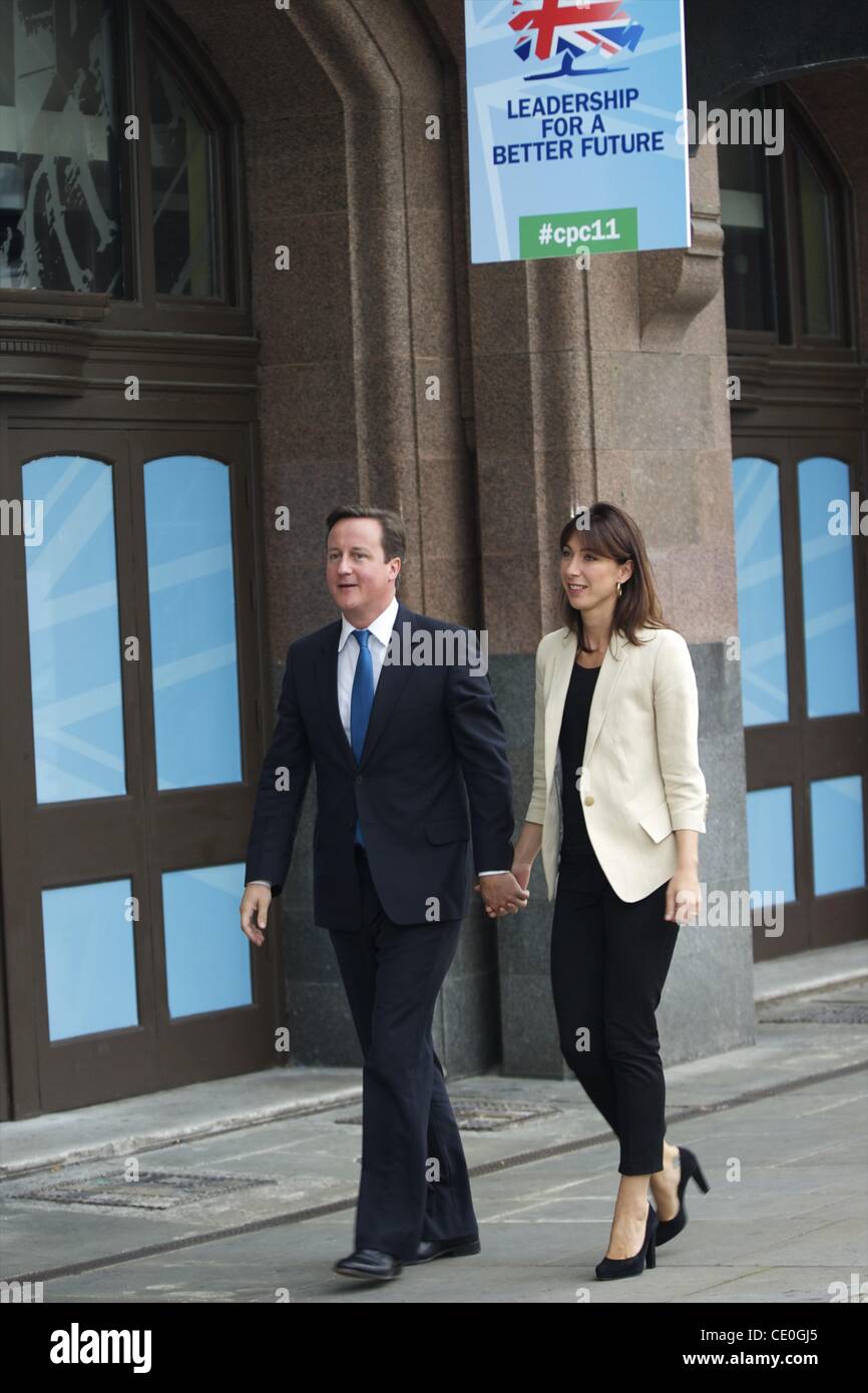 2. Oktober 2011 - ankommen Manchester, England, UK - Premierminister DAVID CAMERON und Frau SAMANTHA im Midland Hotel während der konservativen Parteikonferenz.  Sie hatten kamen letzte Nacht im Hotel aber neu erstellt die Veranstaltung heute Morgen. (Kredit-Bild: © Mark Makela/ZUMAPRESS.com) Stockfoto