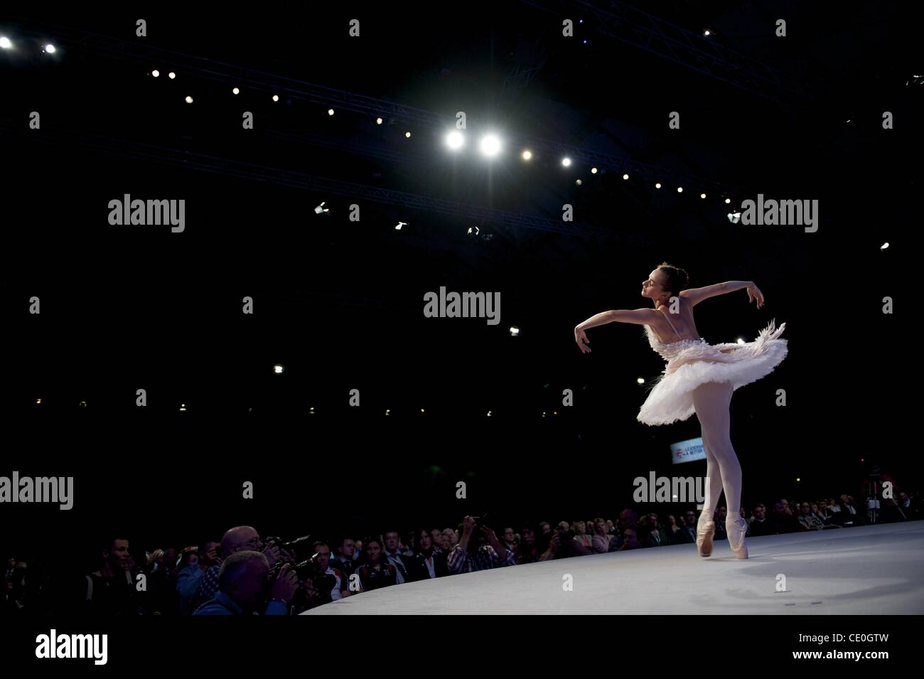 3. Oktober 2011 - durchführt Manchester, England, UK - Ballett-Tänzerin ELENA GLURDJIDZE während der konservativen Parteikonferenz in Manchester Central. (Kredit-Bild: © Mark Makela/ZUMAPRESS.com) Stockfoto