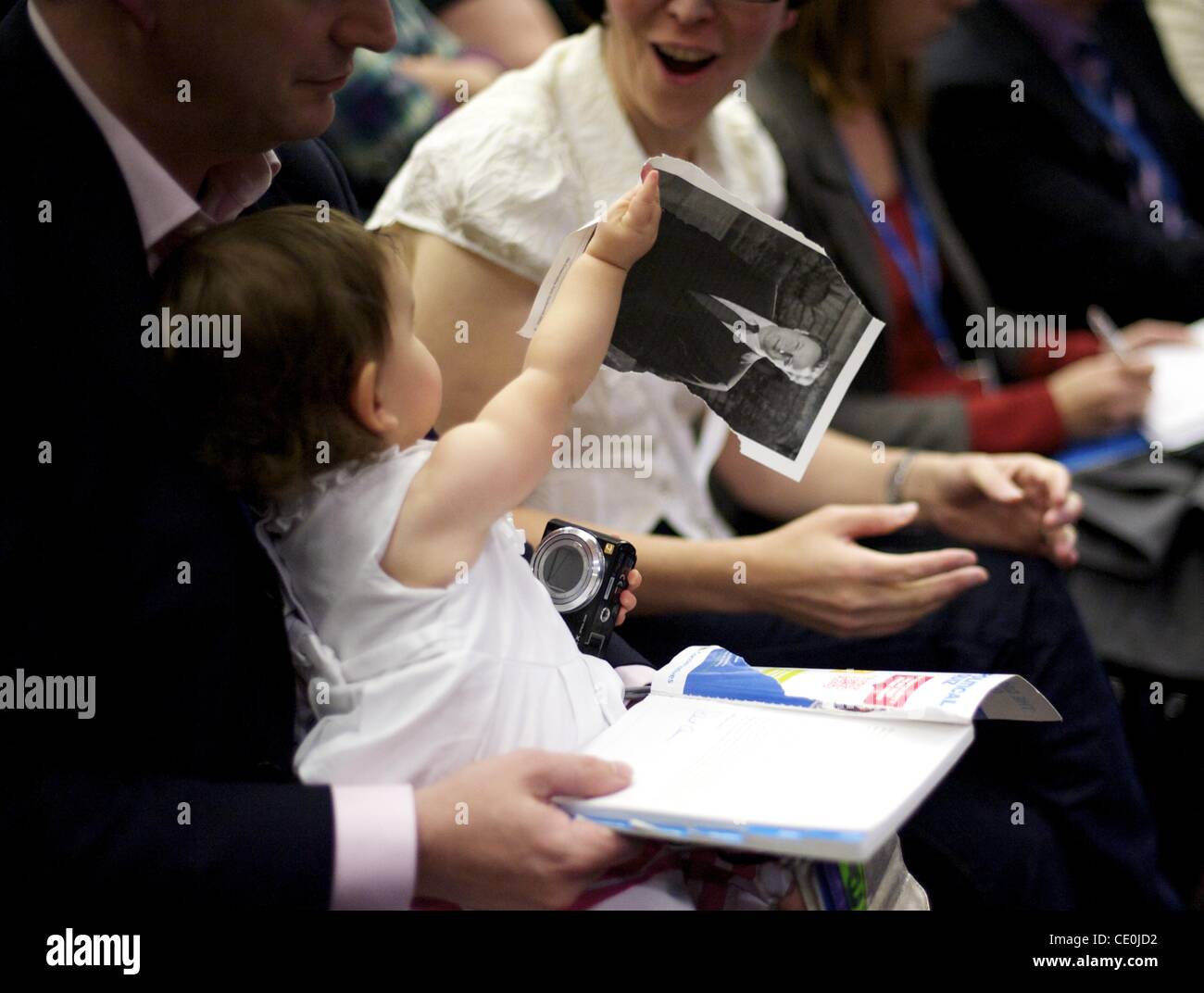 4. Oktober 2011 - Manchester, England, UK - Sienna, 4, reißt ein Foto von Premierminister David Cameron aus der konservativen Parteikonferenz Ratgeber bei einem Rand Event mit Hugh Grant, als Teil der Kampagne gehackt aus während dem Parteitag in Manchester Central. (Kredit-Bild: © Mark Mak Stockfoto