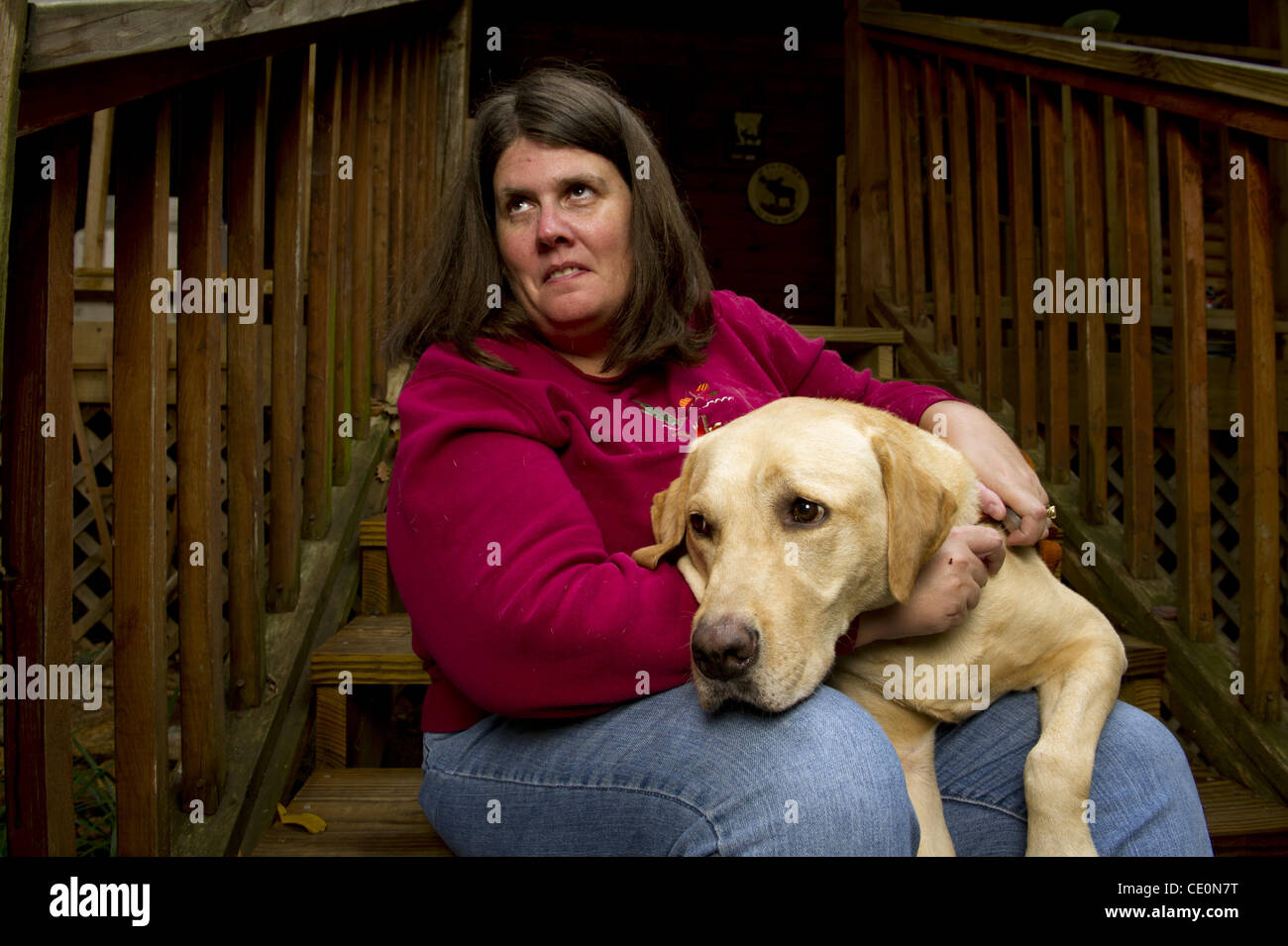 21. September 2011 - Winder, GA, USA - MELISSA McMANN, der blind ist, wurde von einem föderalen Wachmann tätlich angegriffen, während Sie sitzen im Wartezimmer eines Sozialversicherung Büro mit ihrem Mann und ihrem Blindenhund, Hurbie. . Laut einem Bericht der Uhrenbeweger Police Department wurde als das Paar sitzende w Stockfoto