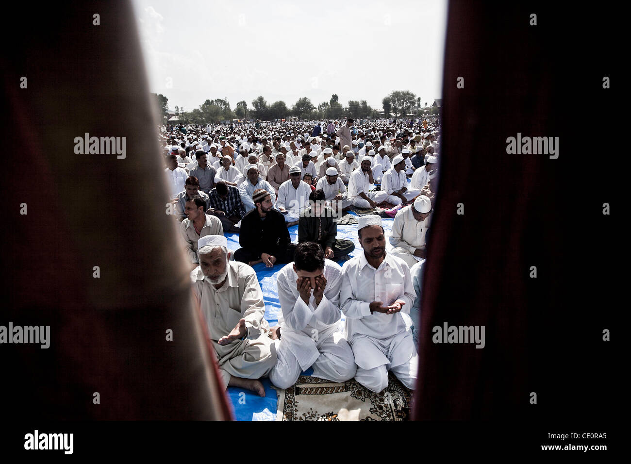 Kaschmirische Muslime beten Eid al Flkr außerhalb Ali Masjid in Iddgah Gegend in Srinagar. Die Eid-al-Flkr markiert das Ende des Heiligen Monats Ramadan, wo die muslimische Gemeinschaft von Sonnenaufgang Fasten bis Sonnenuntergang und verzichten aus Essen, trinken und Rauchen. Stockfoto