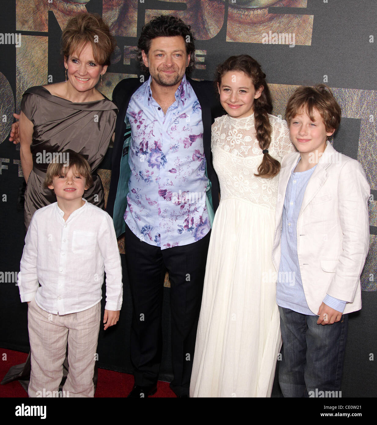 28. Juli 2011 kommt - Hollywood, Kalifornien, USA - ANDY SERKIS & Familie für die Premiere des Films "Rise of the Planet of the Apes" im chinesischen Theater. (Kredit-Bild: © Lisa O'Connor/ZUMAPRESS.com) Stockfoto