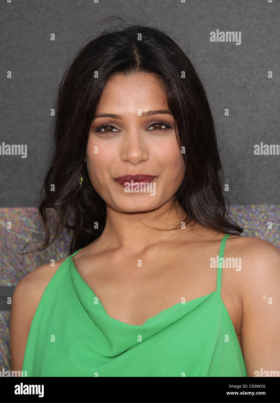 28. Juli 2011 kommt - Hollywood, Kalifornien, USA - FREIDA PINTO für die Premiere des Films "Rise of the Planet of the Apes" im chinesischen Theater. (Kredit-Bild: © Lisa O'Connor/ZUMAPRESS.com) Stockfoto