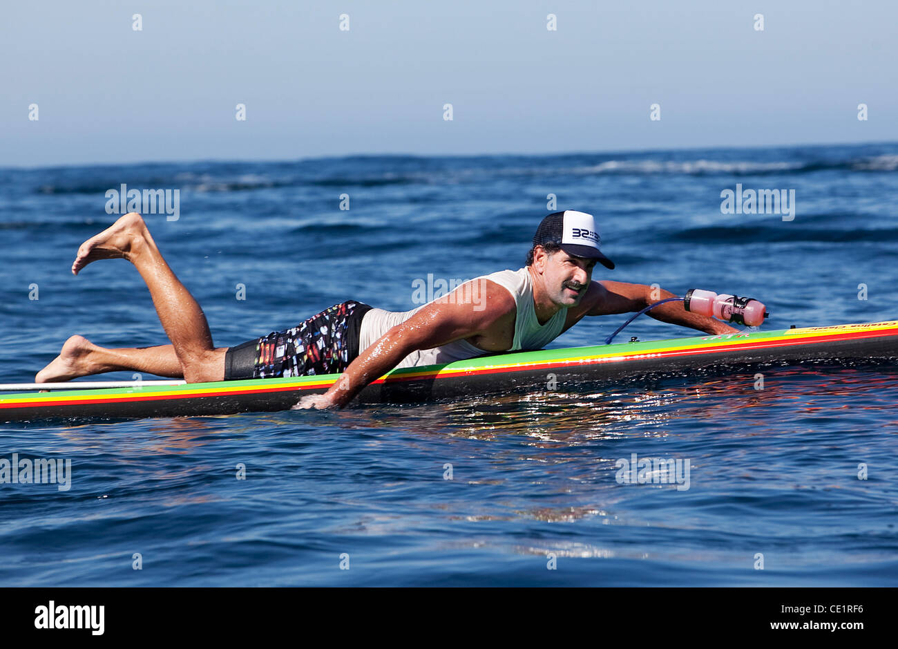 Das 32-Meile-Rennen vom Isthmus Hafen auf Catalina Island zum Manhattan Beach Pier ist eine der längsten Paddle Board Rennen im Land und erfordert fast ununterbrochen paddeln von hand 5-9 Stunden abhängig von der Racer. Stockfoto